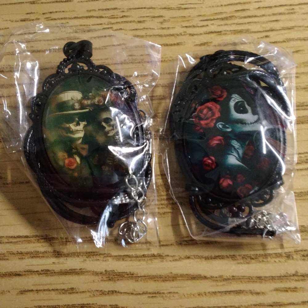 NWOT 2PC Day Of The Dead Couple Pendant Necklace Day Of The Dead Lady
